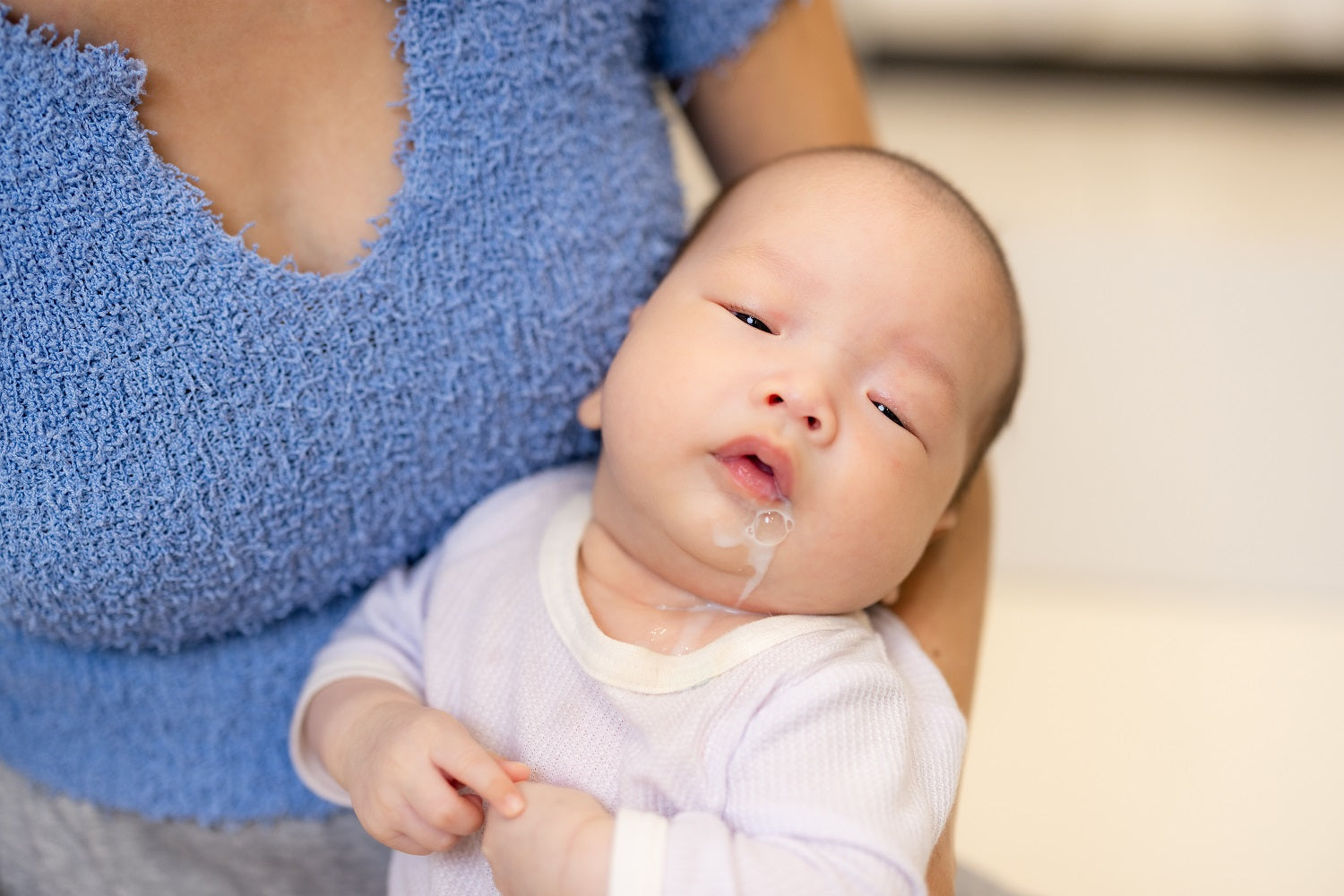 ¿Por qué vomita mi bebé? Guía completa para padres preocupados